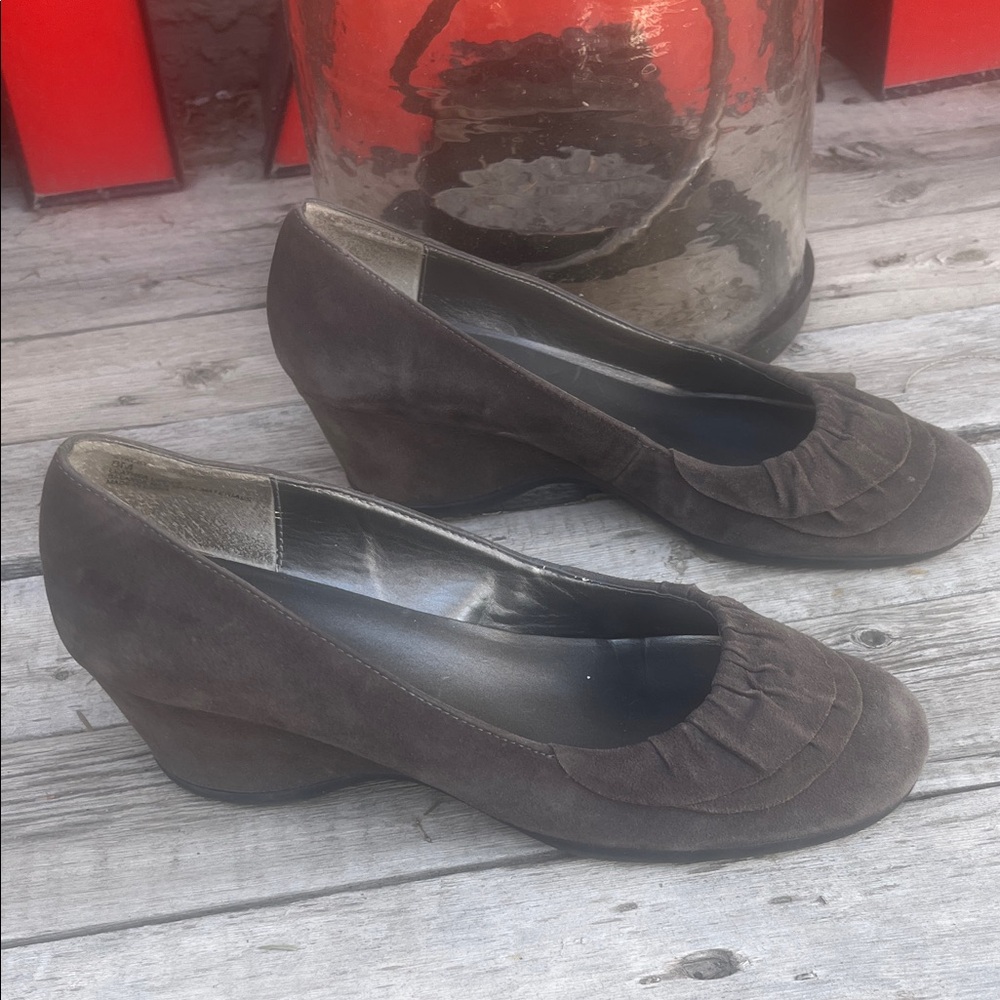Me Too grey-brown Suede Round-Toe shoes